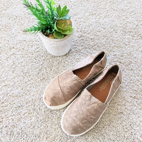 NWOT Brown Feather Girls Youth Tom's Slip Ons - Picture 3 of 9